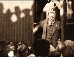 Theodore Roosevelt on a special campaign train in Chadron, Nebraska, 1900