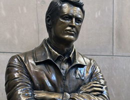 Busto de Tom Osborne de Matthew Placzek